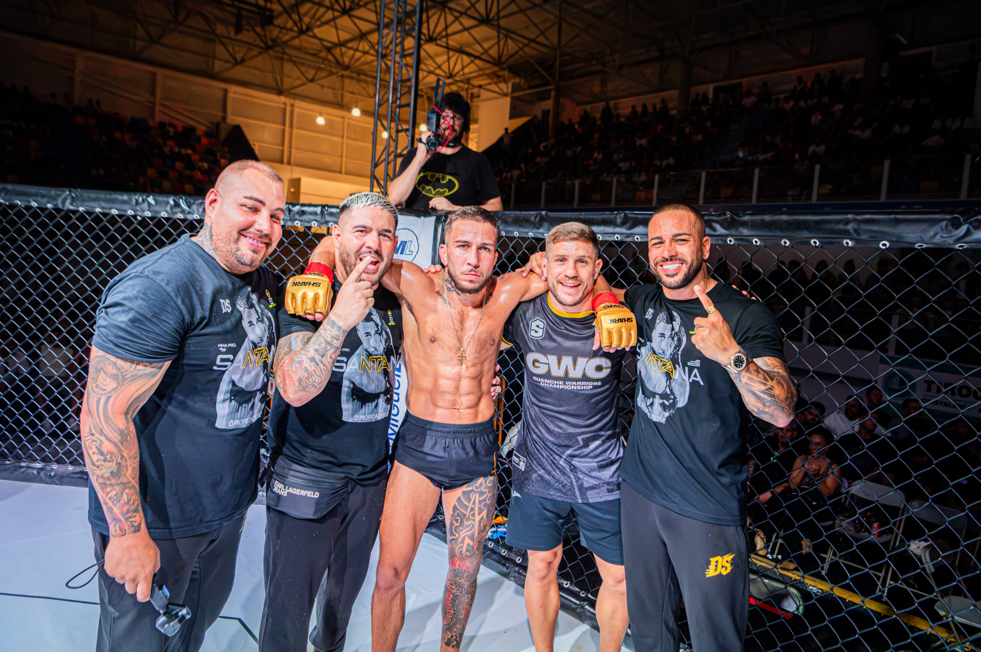 Deivid Santana celebrando la victoria en su debut profesional junto a su equipo en la jaula de GWC 1, en Arrecife
