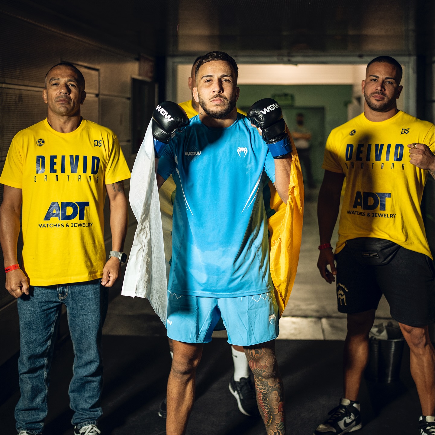 Deivid Santana posando con guantes WOW FC